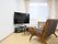 部屋にはソファーとテーブルが置かれており、座りながらテレビを鑑賞することができ、ゆっくりくつろぐことができる。