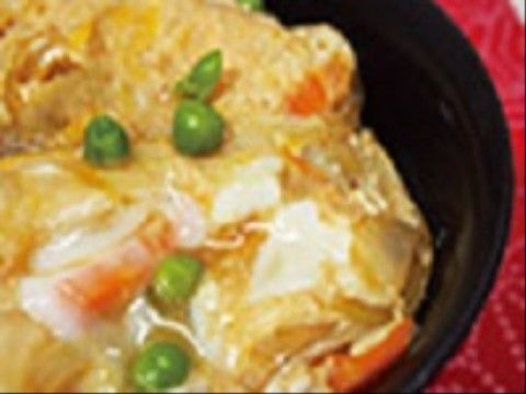 グリンピースが散りばめられている、親子丼が器に盛り付けられている様子