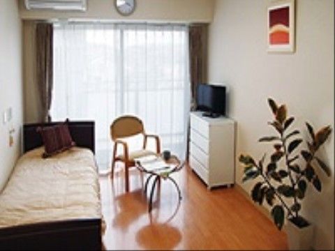 一人用のベッドにおしゃれな椅子とテーブルがあり、落ち着いた一人の時間を気兼ねなく過ごすことが出来る。