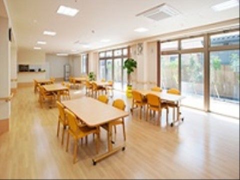 広々とした空間に、一面の窓で採光が抜群の設計である。テーブルや椅子もゆったりとご利用いただくことができる。