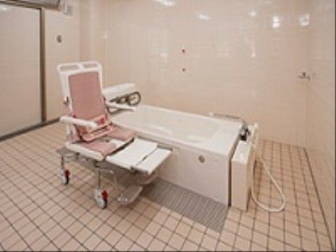 お体が不自由な方に優しい設計の浴室。機械対応もしており広く使える作りである。介護者も安心して使える。