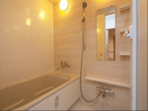 シャワーに鏡が完備の浴室。広くて大きい作りの湯船は、とても入り易い作りであり、ゆっくり温まることが出来る。