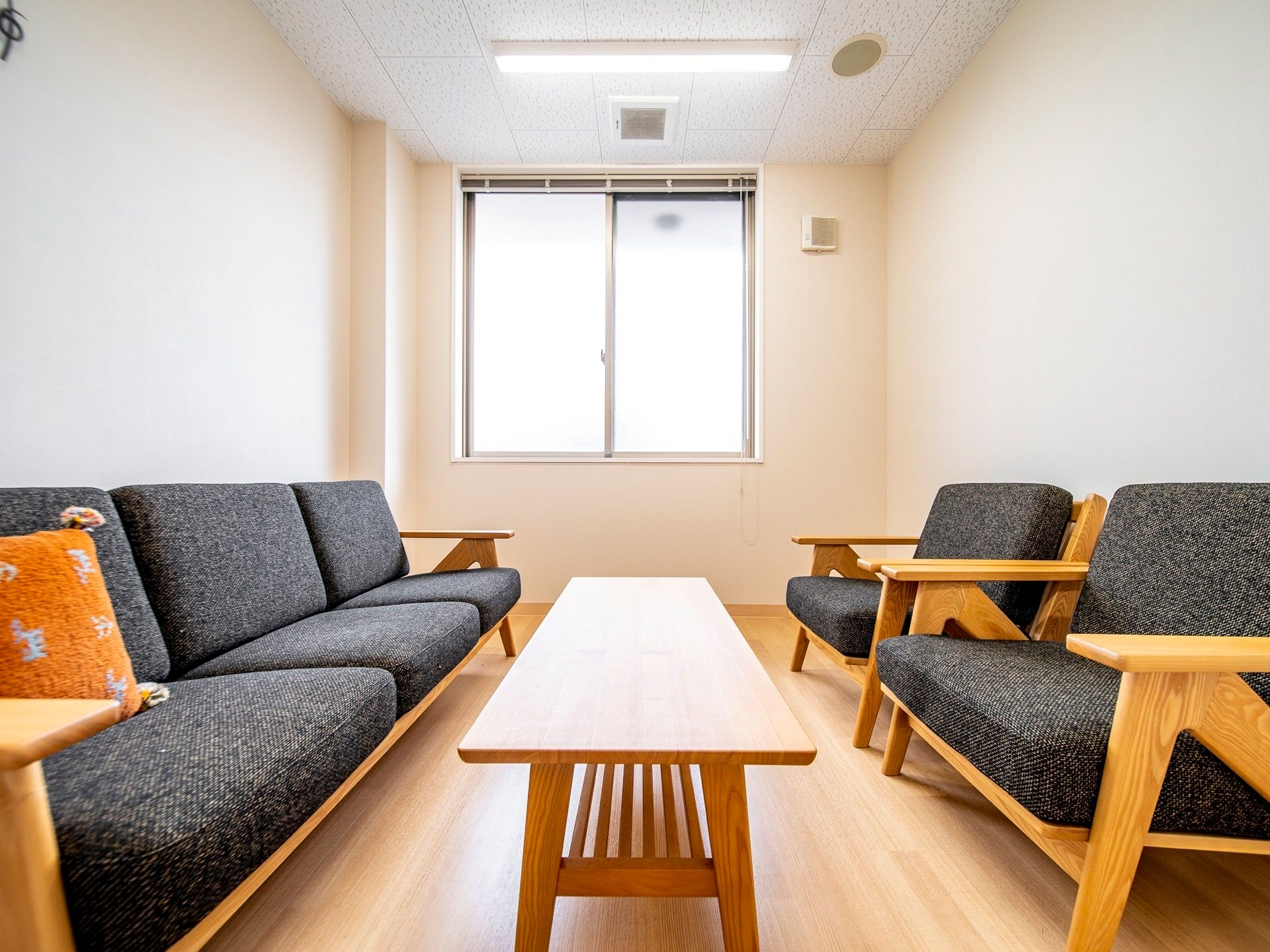 程よい大きさの部屋にソファーセットとテーブルが置かれている。窓にはカーテンが掛かっており、外からの光が差し込んでいる。