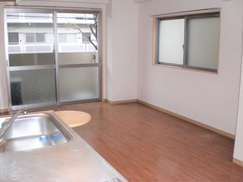 入って正面と右手に窓が設置されている、簡易キッチン完備の居室