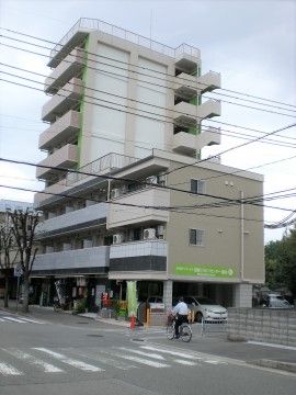 横断歩道がある道路に面した場所に建設されている施設の外観