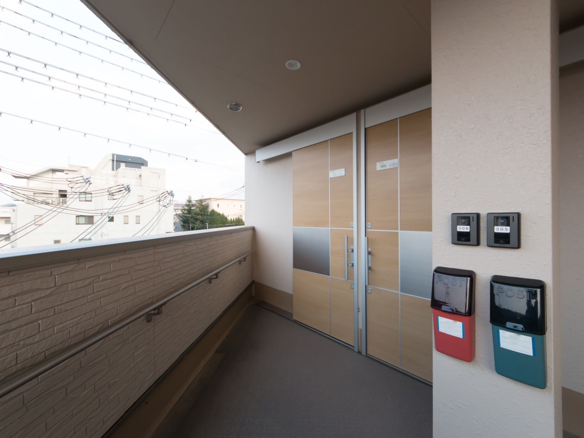 ３階の居室の入口は、デザイン性の高い引き戸タイプになっている。２つの居室の入口が並んでいて、それぞれインターホンと郵便受けが設置されている。