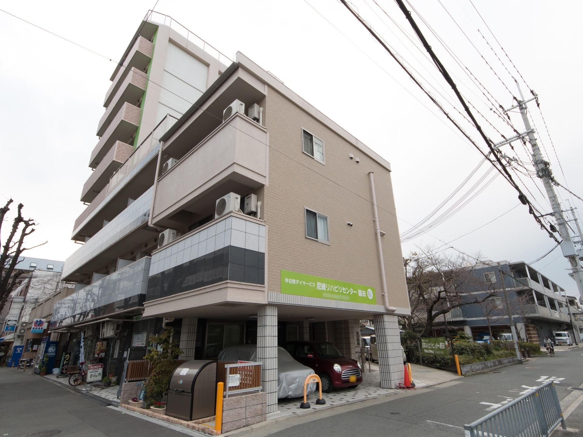２面が道路に接している敷地に建っている施設である。３階建ての部分と８階建ての部分がつながって１つの施設になっている。