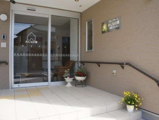 建物前の階段や玄関前に鉢植えが設置されている施設の入口