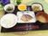 黒盆に乗った和食の料理たち。小鉢が多い