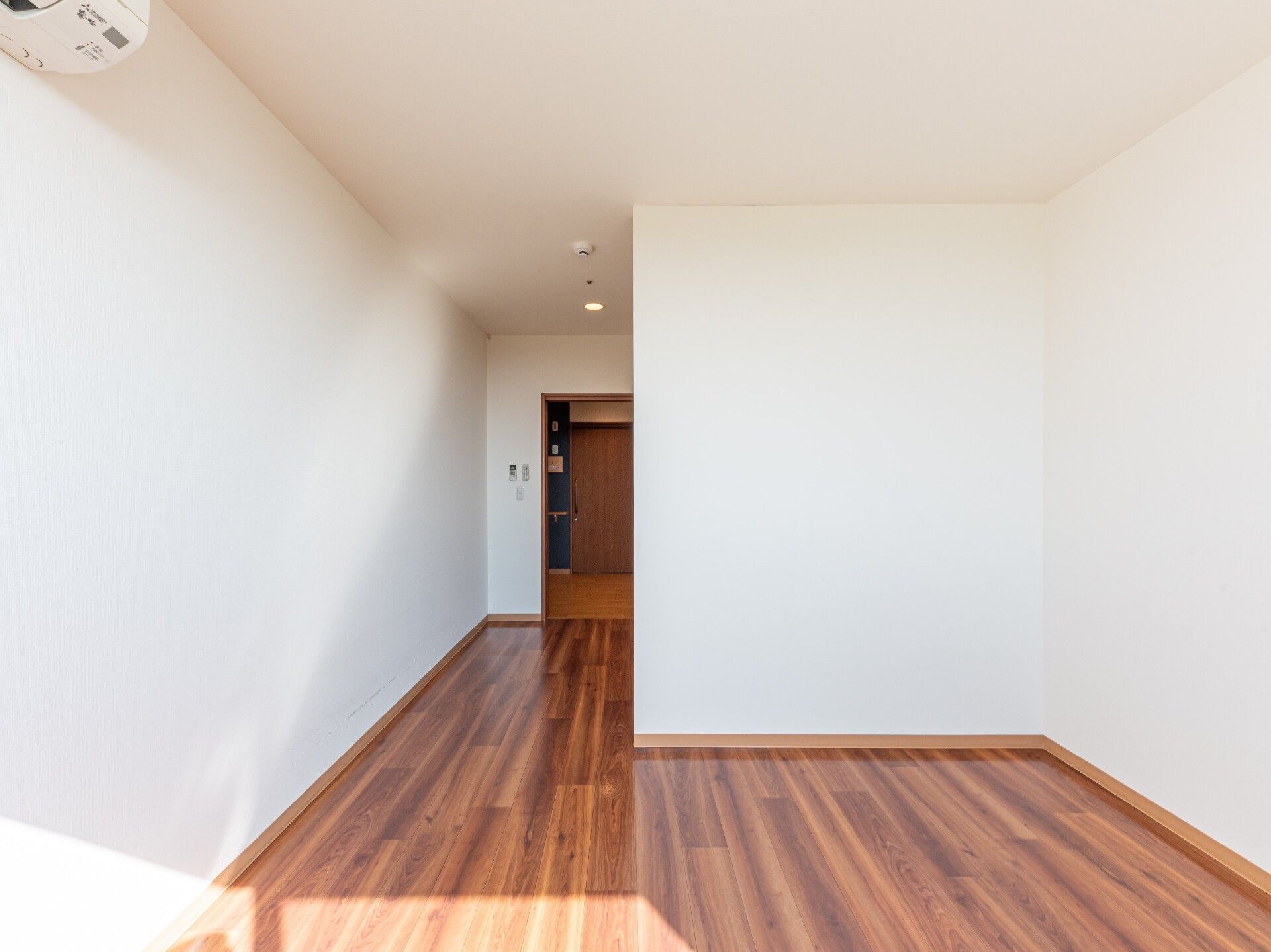 窓が大きく、白が基調の明るい空間である。窓にはレースのカーテンがついている。エアコンはもちろん、何かあった時の電話も設置されている。