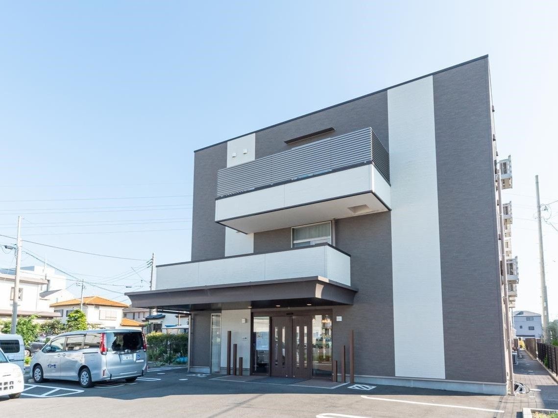施設建物は3階建て入口は自動ドアになっている。建物前は複数台停めることができる舗装された駐車場がある。
