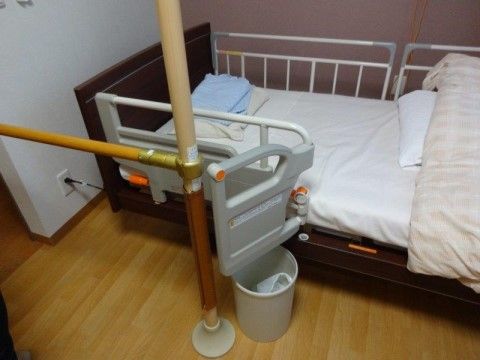 設置されている柵の一部が可動式になっているタイプのベッド