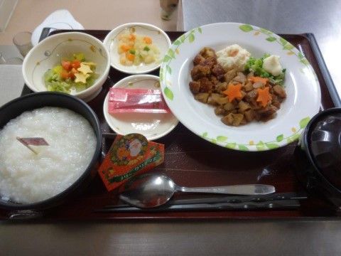 クリスマスの日の食事は、野菜が星型に切られているなど、見た目にも楽しめる献立である。栄養バランスも考えられている。