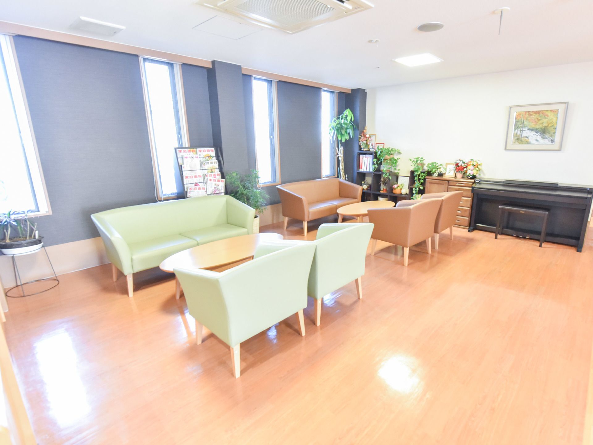 淡いグリーンと茶色のソファがそれぞれテーブルを挟んで置いてある。壁の細長い窓からは明るい光が差し込んでいる。