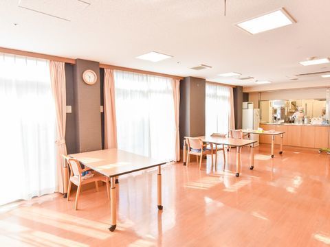 窓際にキャスター付きのテーブルが複数設置されているダイニング