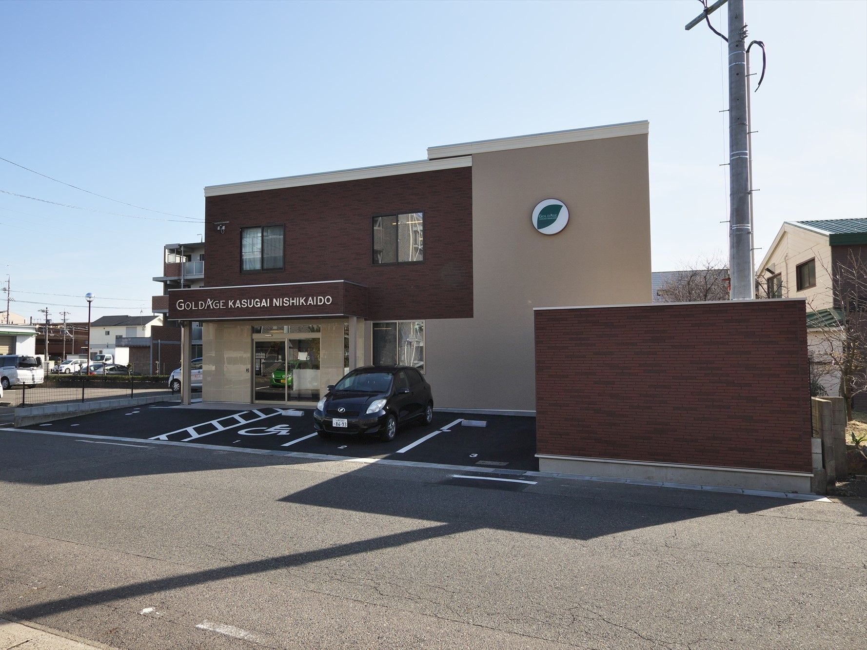 マンションのようなモダンな外観。バリアフリーに特化しており、フラットな床や大きな自動ドアで、安心して移動することができる。