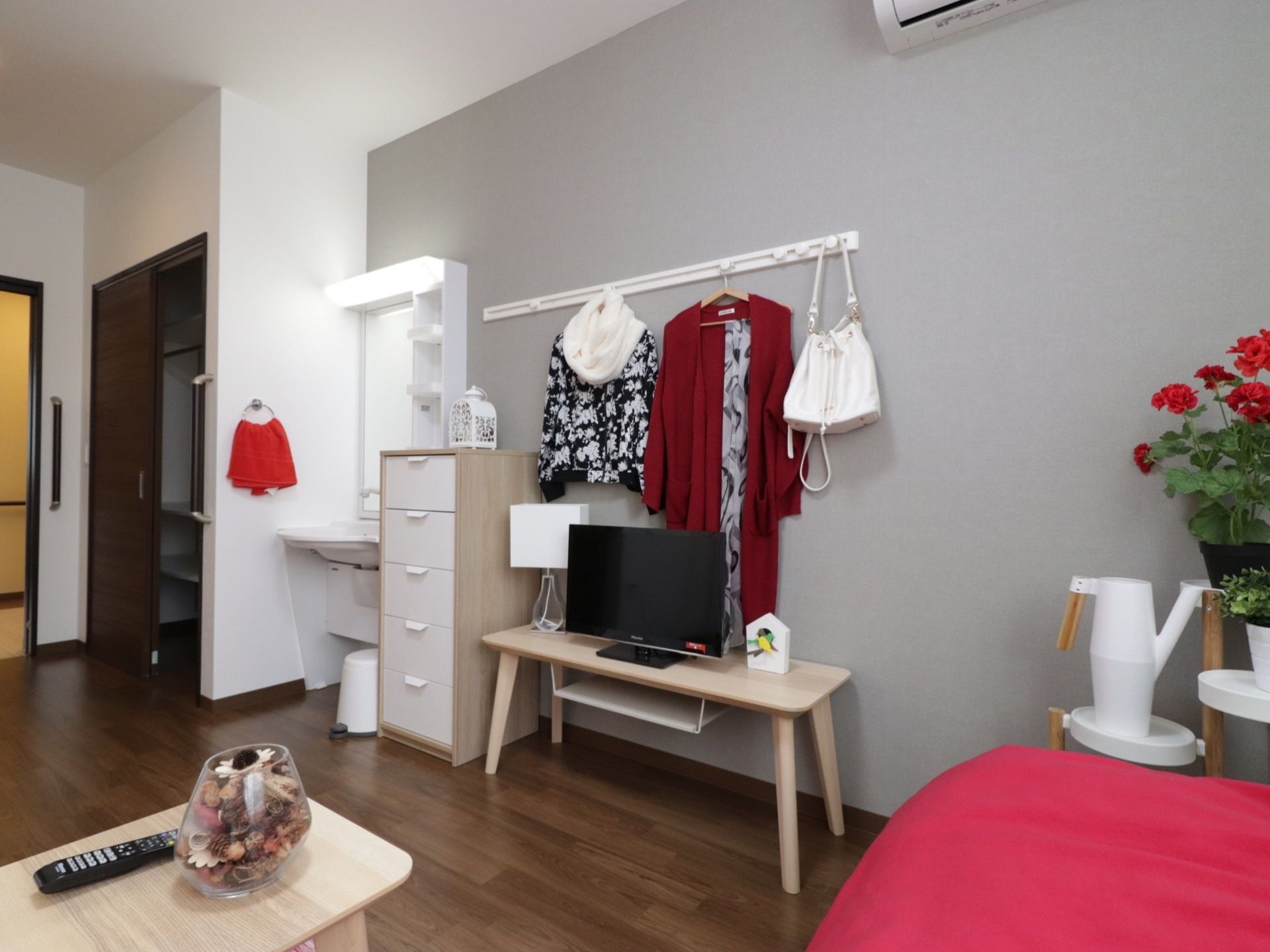 部屋にはクローゼット、洗面台、テレビ、机、ベッド、チェストなどが置かれている。お花を飾ったり自由に使用できる。
