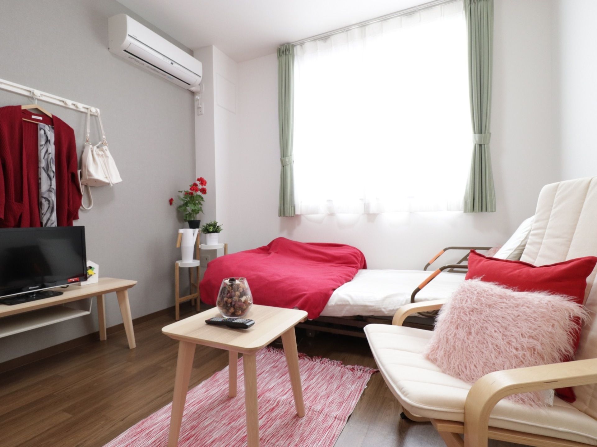 日当たりの良い窓とエアコン、ベッドが設置された快適な部屋になっている。入居者様好みのインテリアにすることができる。