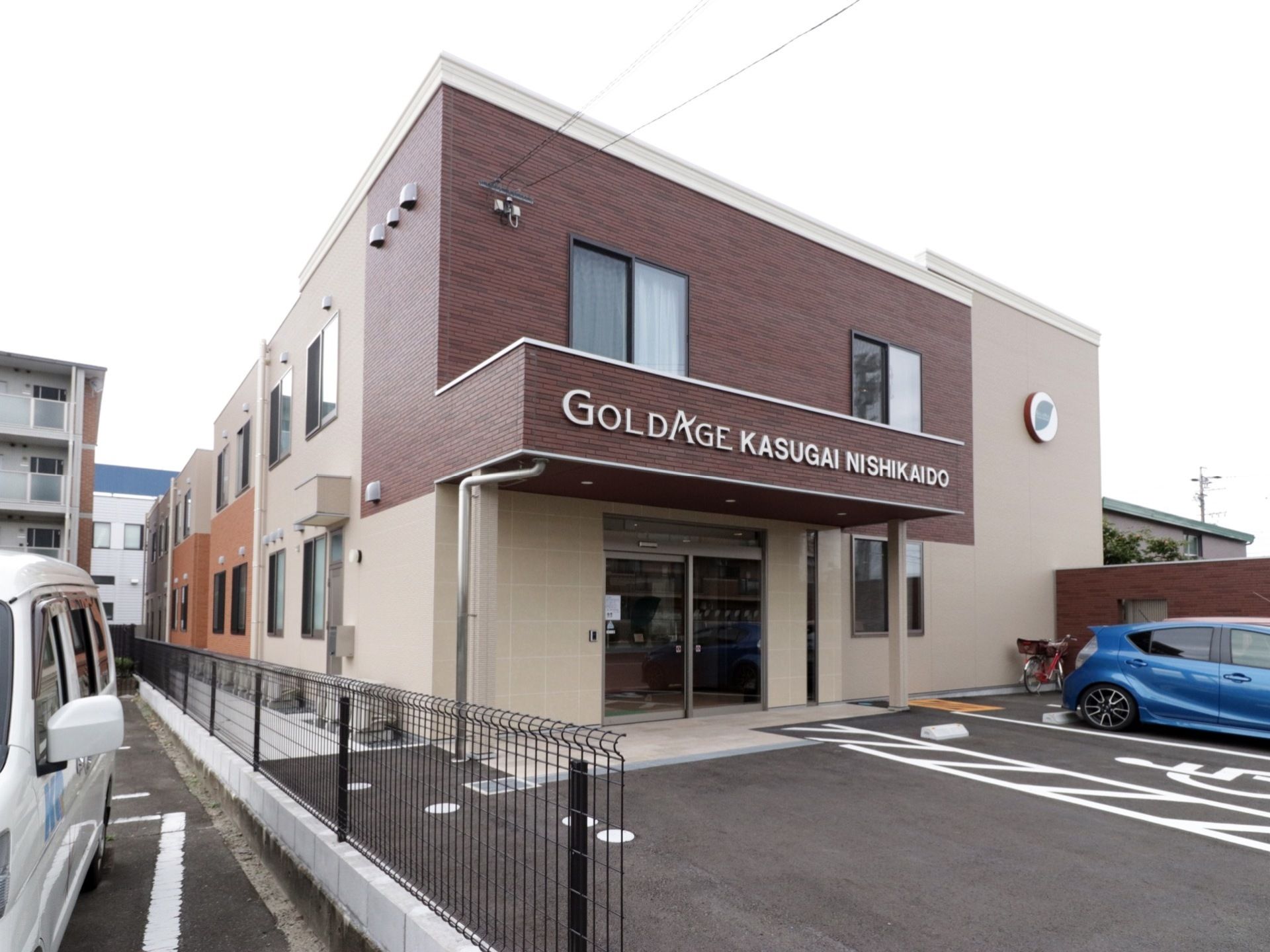 ブラウンとアイボリー色の2階建ての建物になっている。玄関上には施設名が大きく取り付けられているので分かりやすくなっている。
