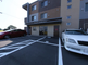 介護施設の外観と駐車場