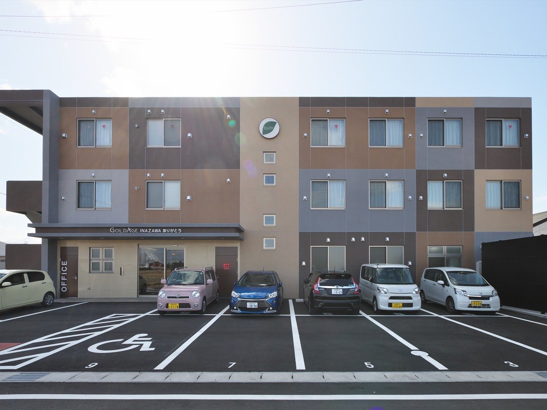 「ゴールドエイジ 稲沢」の外観。3階建てのサービス付き高齢者向け住宅。