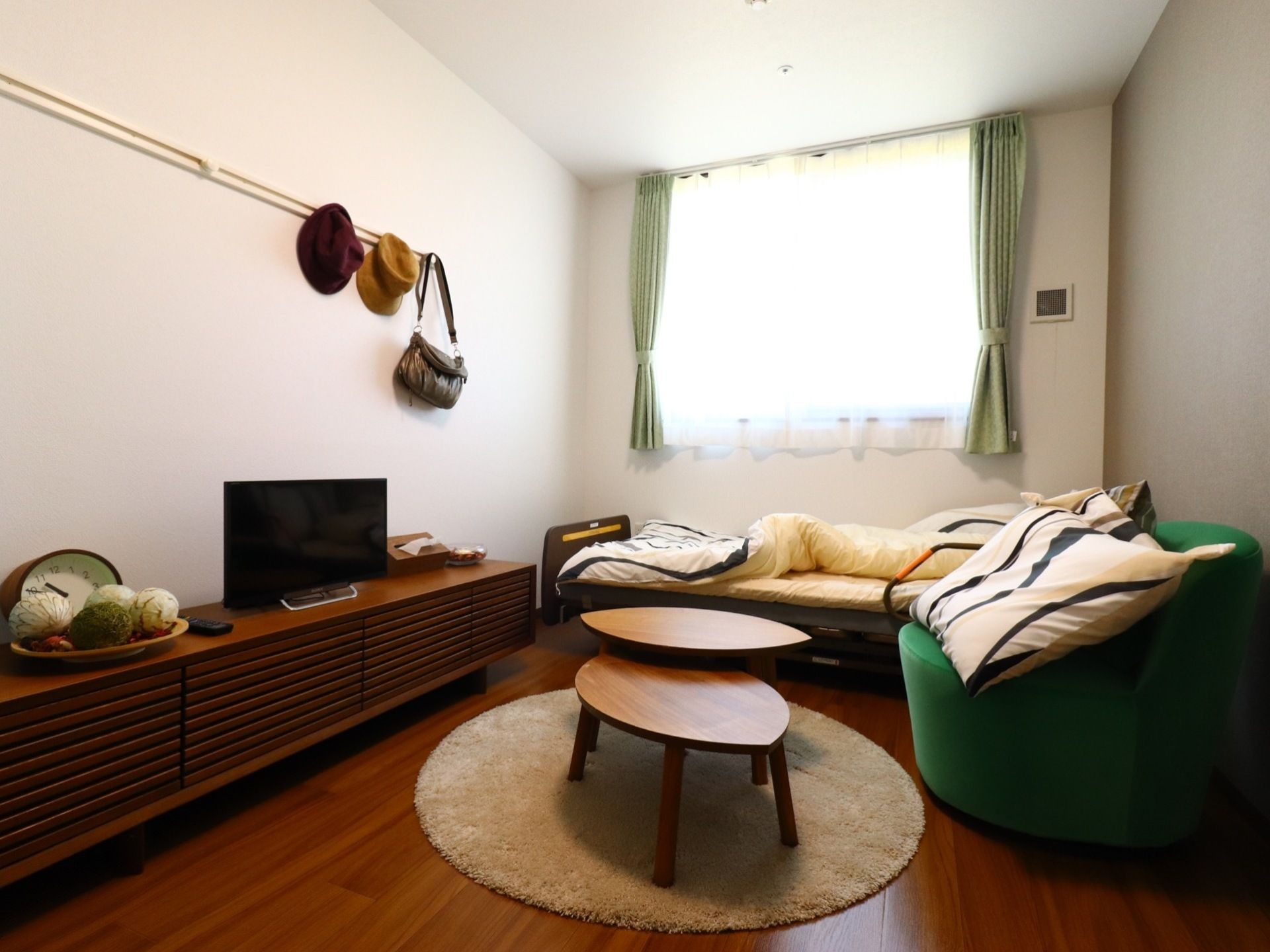 部屋は白い壁に木目調のフローリングになっており、窓があるので採光と通気が確保されている。壁には小物が掛けられる様になっている。