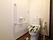お部屋にはトイレが設けられている。壁と便器横には手すりが付いており、温水洗浄機能付き便座になっている。