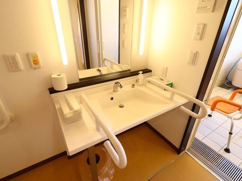 浴室手前の洗面所には、両脇に手すりが取り付けられており、車椅子でも利用しやすい様に下が空いている形になっている。