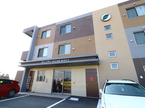 「ゴールドエイジ 稲沢」のイメージ。ご家族様とお散歩をするご入居者様のイメージ。