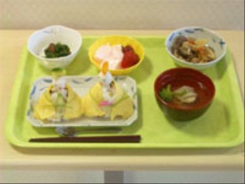 幾つかの料理が並ぶ食事内容