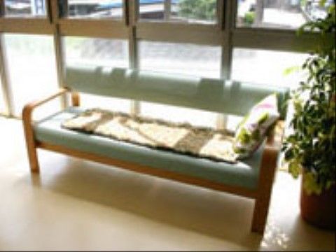 座席部分が水色の長椅子が置かれており、上にはクッションとマットが敷かれている。後ろは一面ガラス張りとなっている。