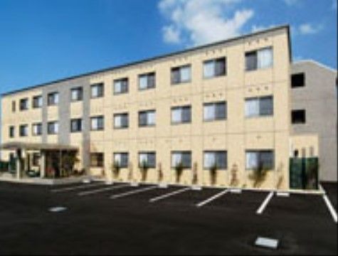 ショートステイも併設されている集合住宅タイプの施設である。玄関前には多数の駐車スペースがあり、お車で来館していただきやすく便利である。