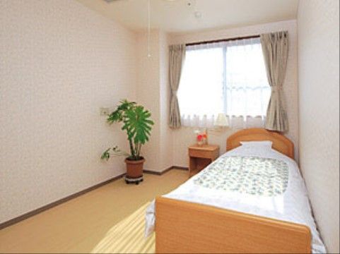 窓から明るい陽光が入る快適な居室である。観葉植物などお好きなものをお持ちいただいて、くつろいでお過ごしいただける。