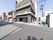 道路に面している。道路と施設の敷地内は同じ高さになっている。１階に飲食店が入っている。大きな建物と隣接していない。