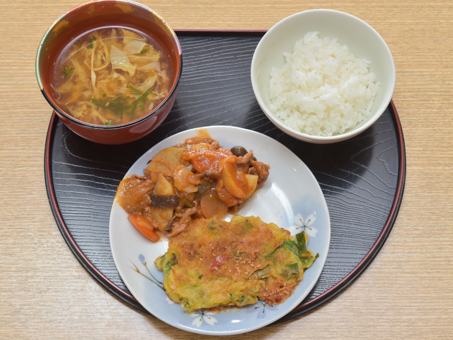 おぼんの上に並べられている、見た目の彩にもこだわられたバランスのよい施設の食事。毎日様々なメニューが作られる。