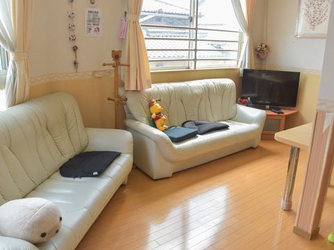 端のほうにアザラシなどのぬいぐるみが置かれている、二台のソファー