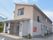 施設は2階建ての建物。手前には施設の看板と入り口の他にもう一つドアが並び、胃腸内科の看板が出ている。