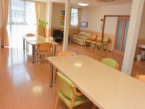 揃いのダイニングテーブルが二セット設置されている部屋