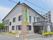 住宅街の中にある施設の外観。車道から玄関入り口まで緩やかなスロープが付いている。また車でも玄関につけやすい。