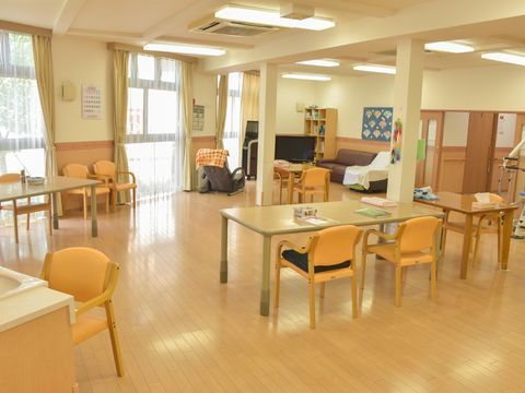 木目調のフローリングにダイニングテーブルが設置されている部屋