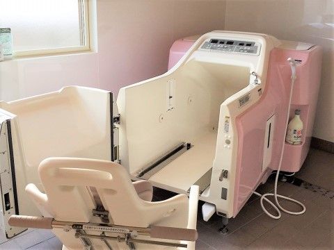 要介護度の高い入居者様の入浴の際に活躍する、座ったままの姿勢で入浴できる設備。浴槽への出入りもすべて、座ったままで行うことができる。