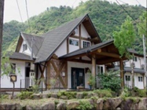 おしゃれな三角屋根をした外観の木材が多く使用されている一階建て施設