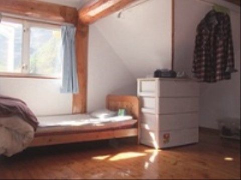 柱に使われている木材が室内をあたたかみのある雰囲気にしている。窓からも美しい緑がお楽しみいただける。