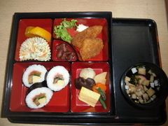 太巻き寿司とフライと、金時豆の甘煮、野菜の煮物と吸い物のセット