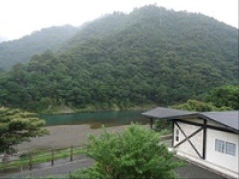 当施設は、周囲を山や清流などに囲まれた、自然あふれる静かな場所に立地している。穏やかな気持ちで日々の生活を送っていただける。