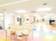 明るく広々とした居間の様子