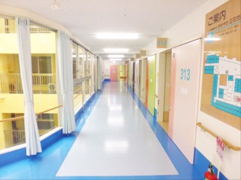 通路全体はカラフルな床は壁である。通路の片側は部屋の扉があり、もう片側はガラス張りになっているので開放感がある。
