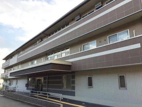 白と茶色の外壁がおしゃれな外観。