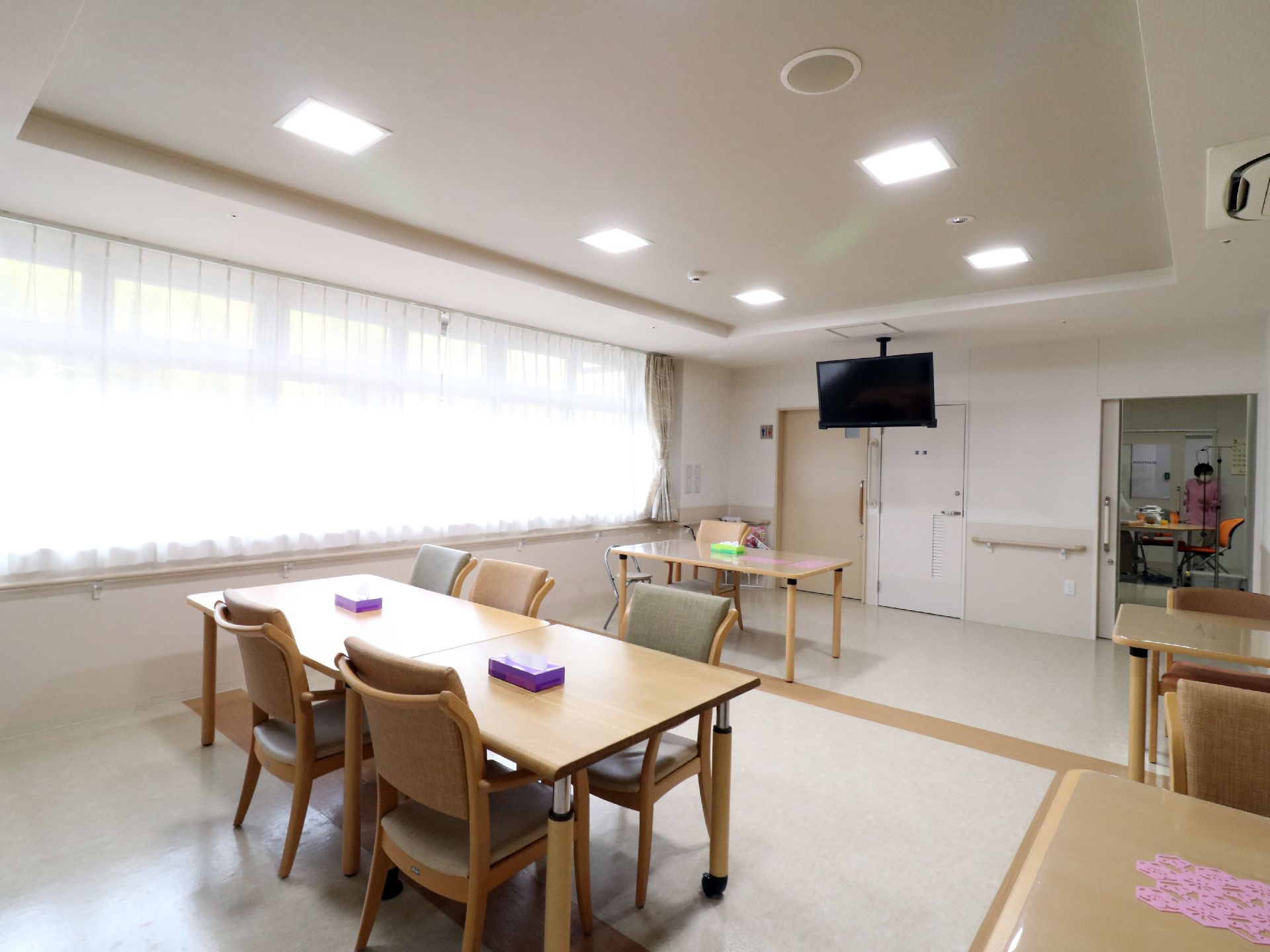 片側一面が全て窓となっている。明るい食堂。