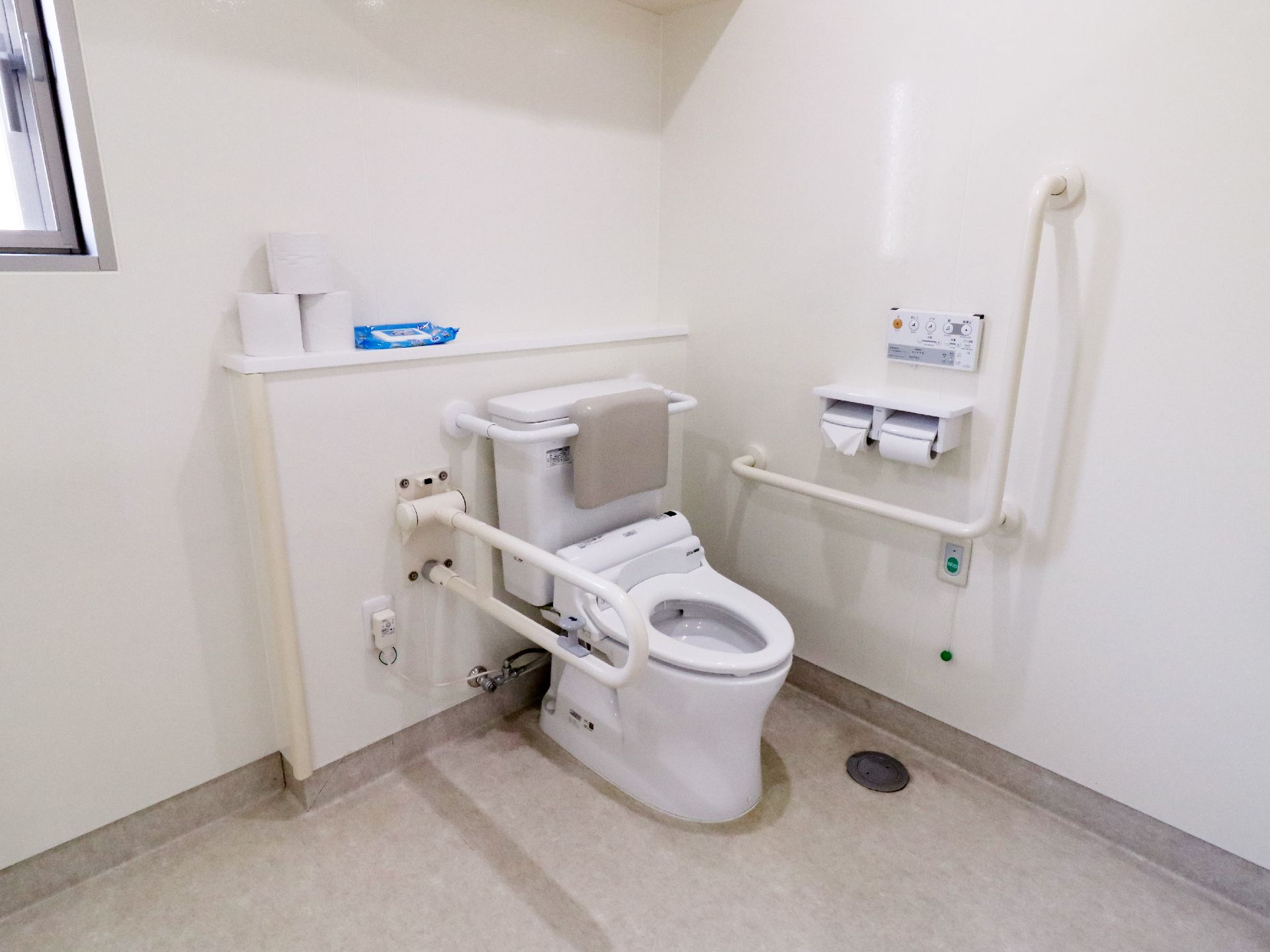 トイレ内は広々として十分な空間がある。背もたれやしっかりとした手すりも付いています。ナースコールも完備。